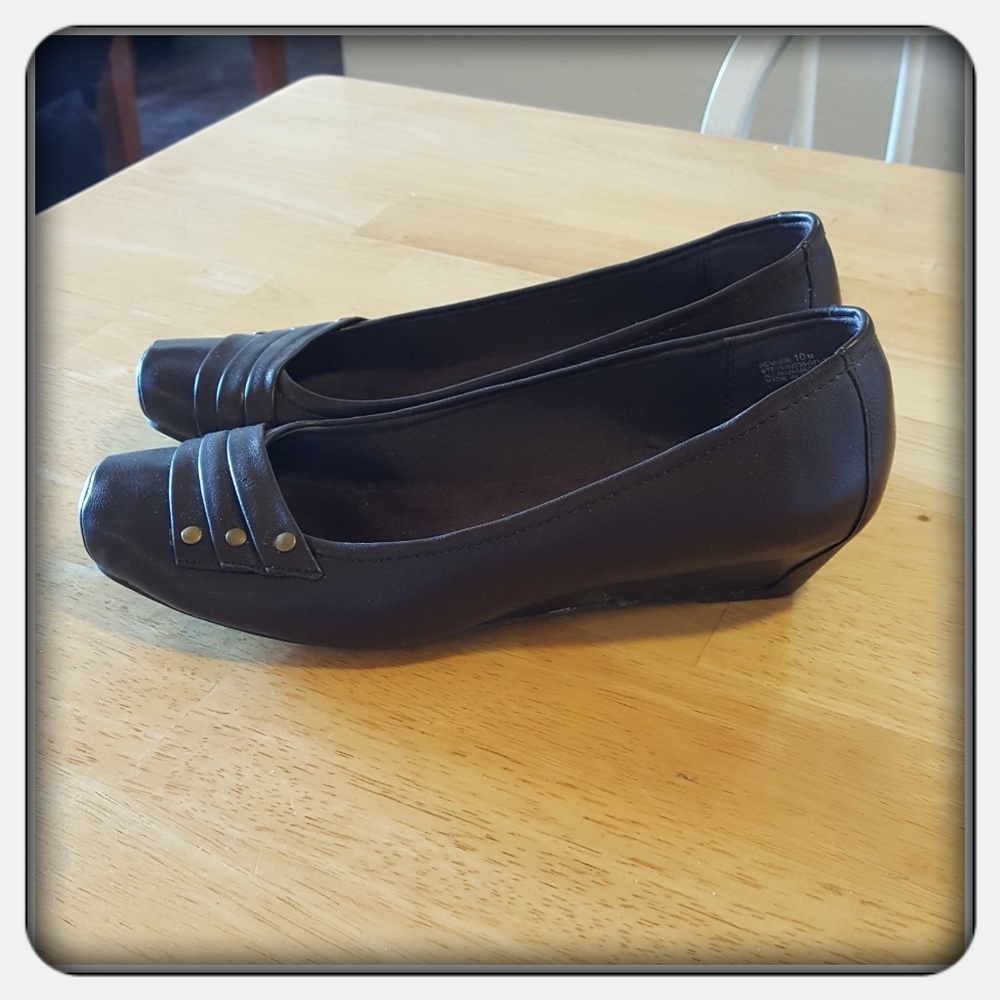 Woman's Brown Flats By Yuu Size 10M